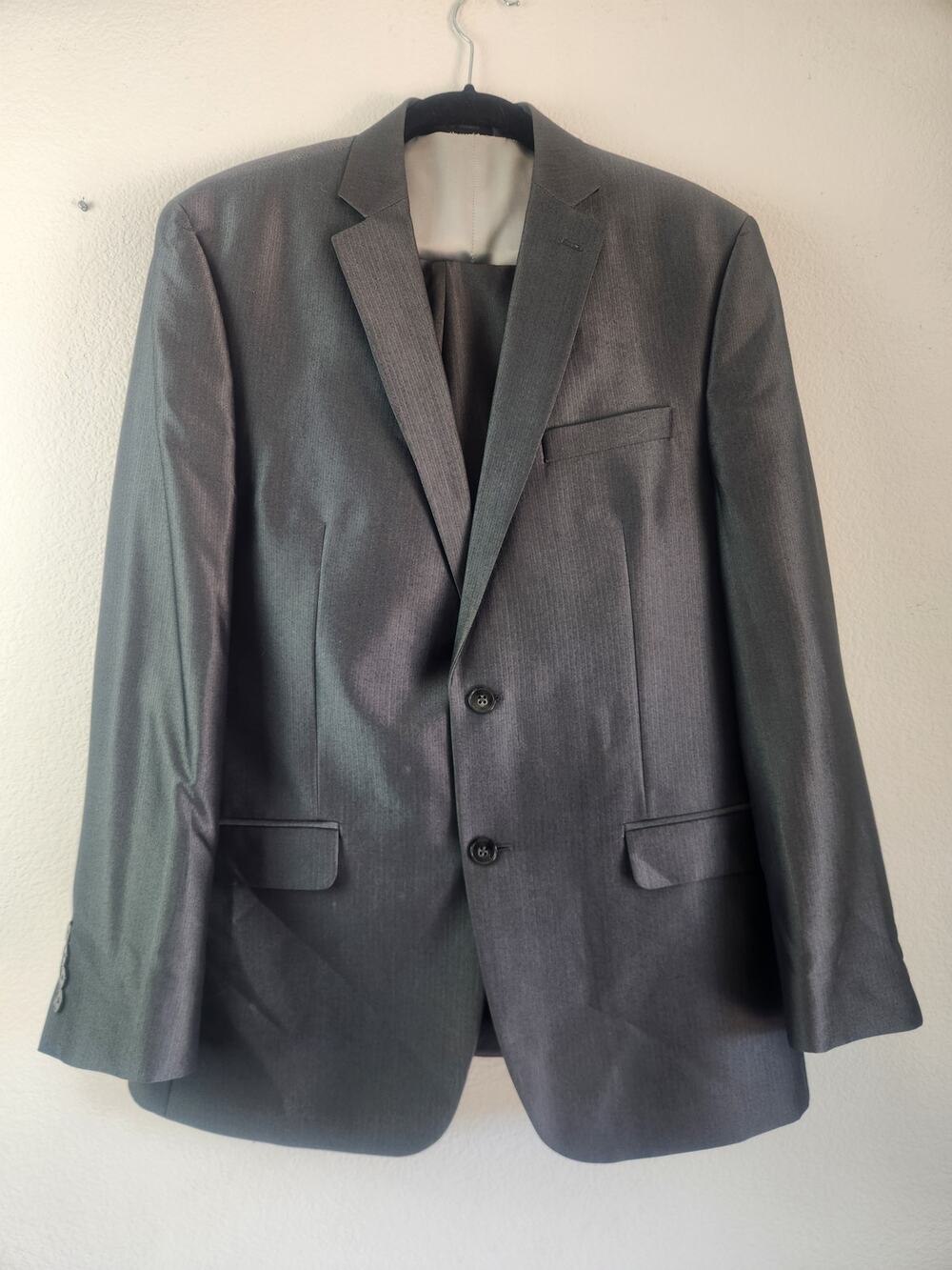 Calvin Klein Men's 3 Piece Suit in Gray Striped Size 42R Vest Jacket Pants 38x31